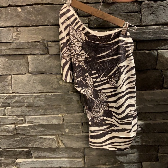 Off the shoulder top with sparkles - Picture 2 of 3